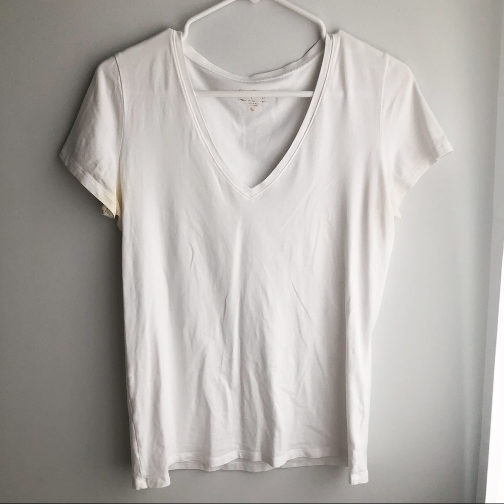 Lilly Pulitzer white v neck tee